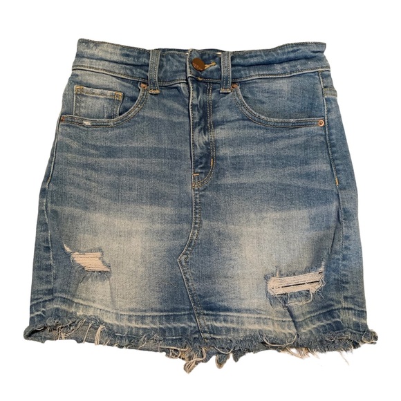 BKE Dresses & Skirts - BKE frayed mini denim mini skirt. Size XS.